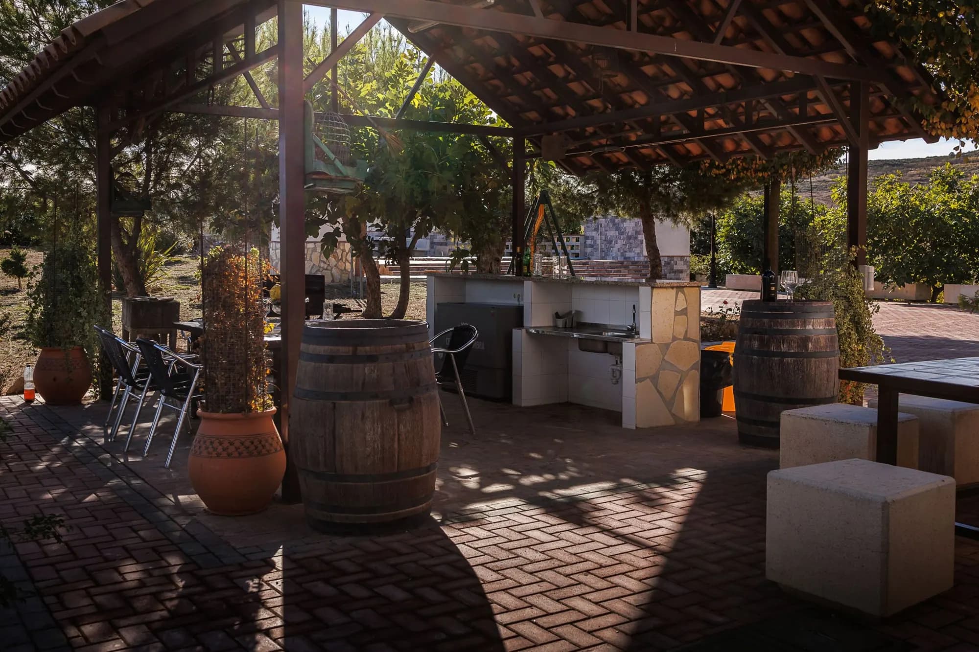 Barbacoa techada con mesas