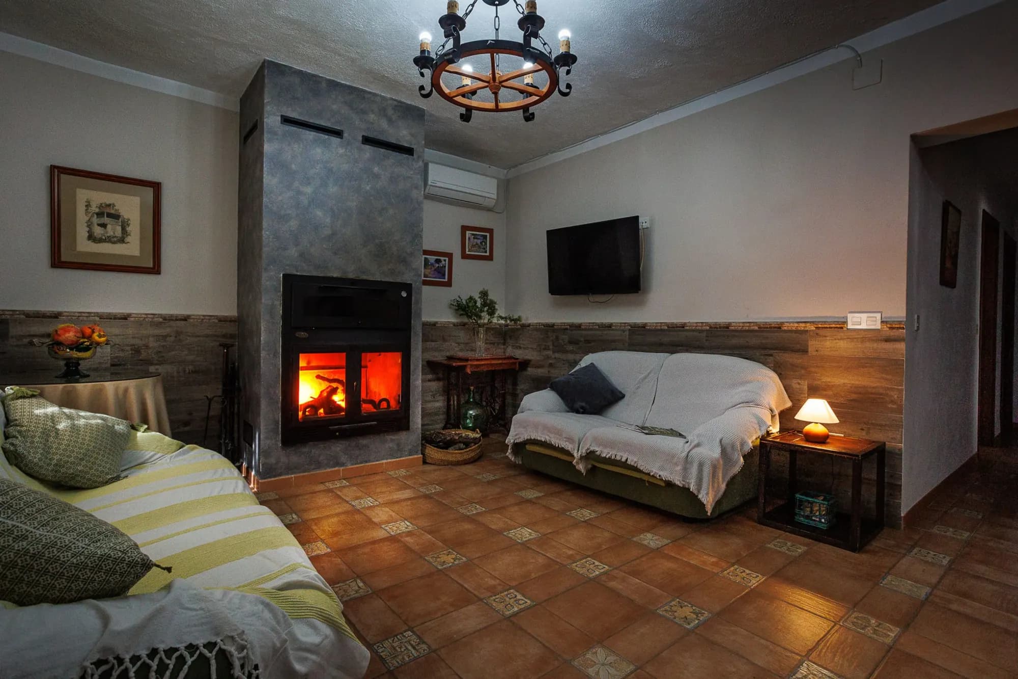Salón con chimenea encendida