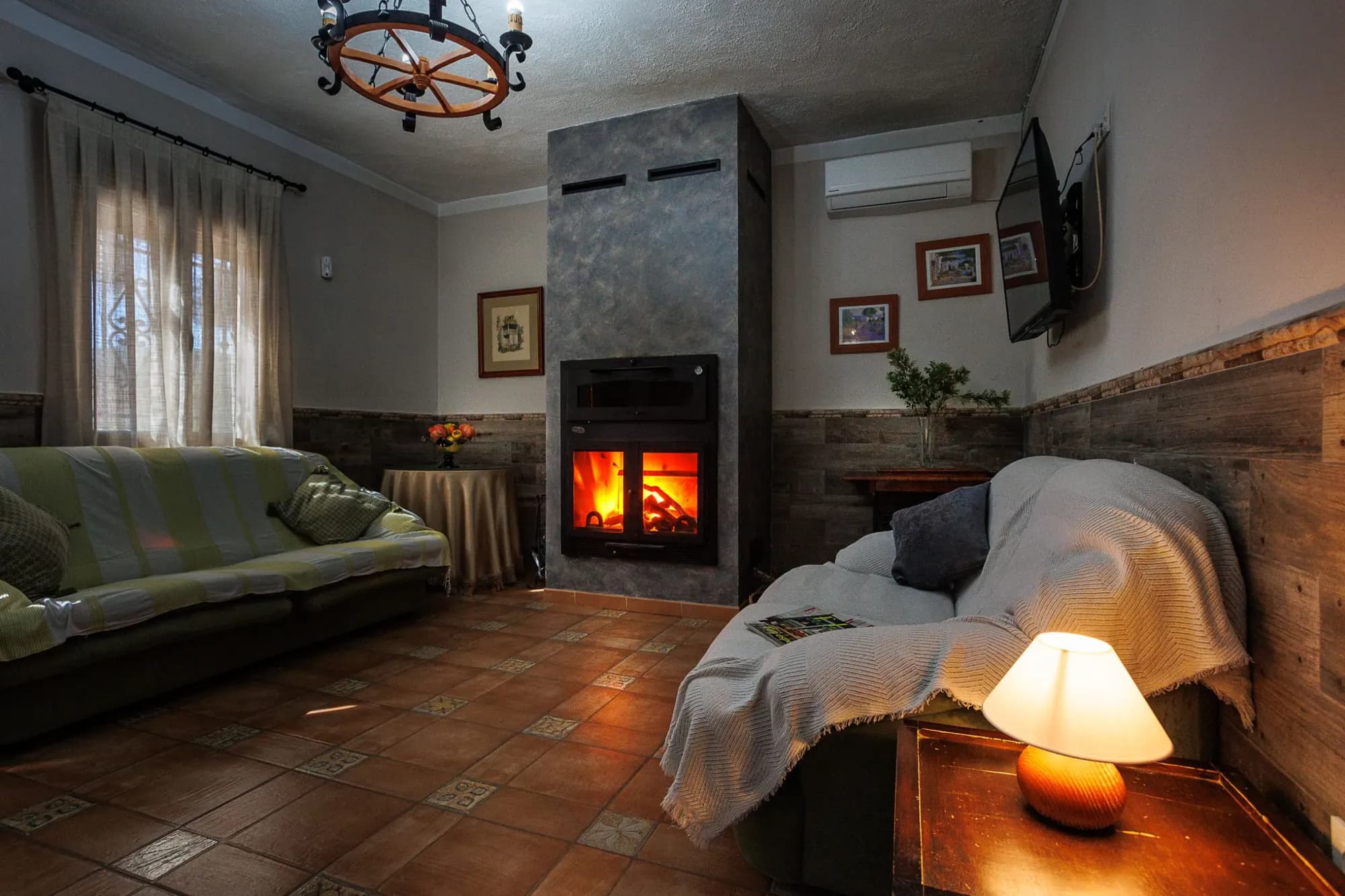 Zona de estar junto a la chimenea