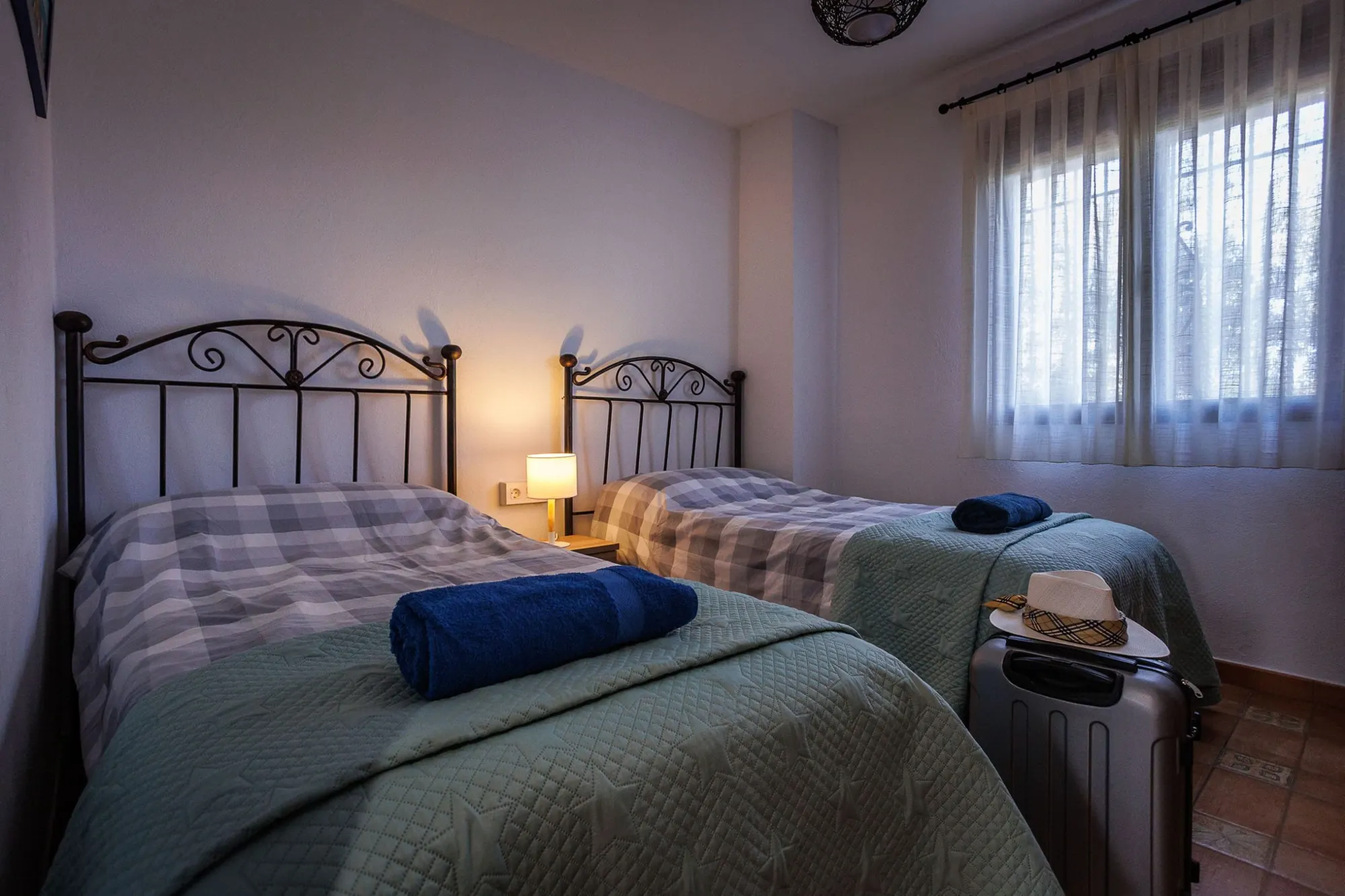 Dormitorio con camas individuales