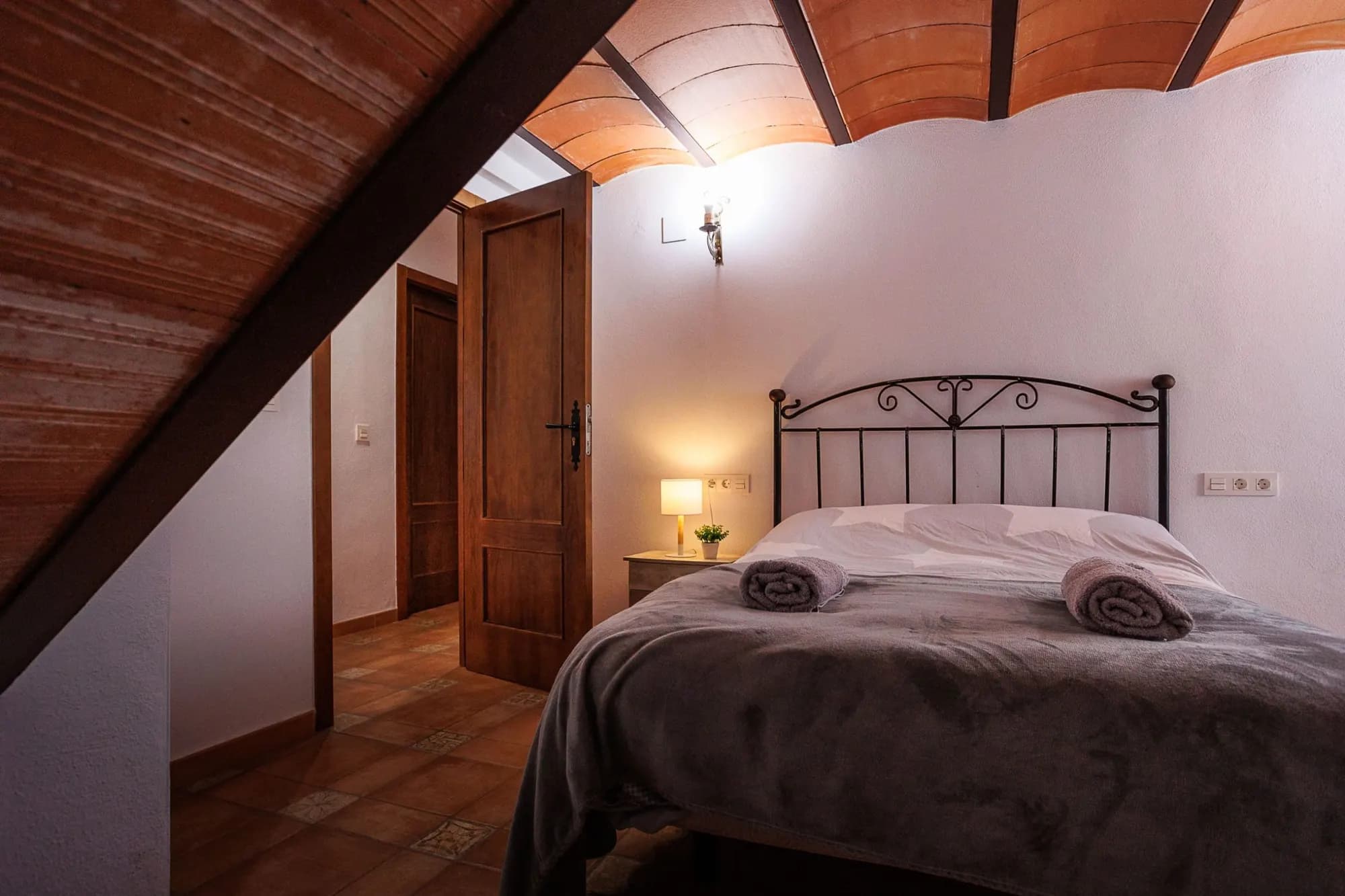 Dormitorio de matrimonio con techo de madera