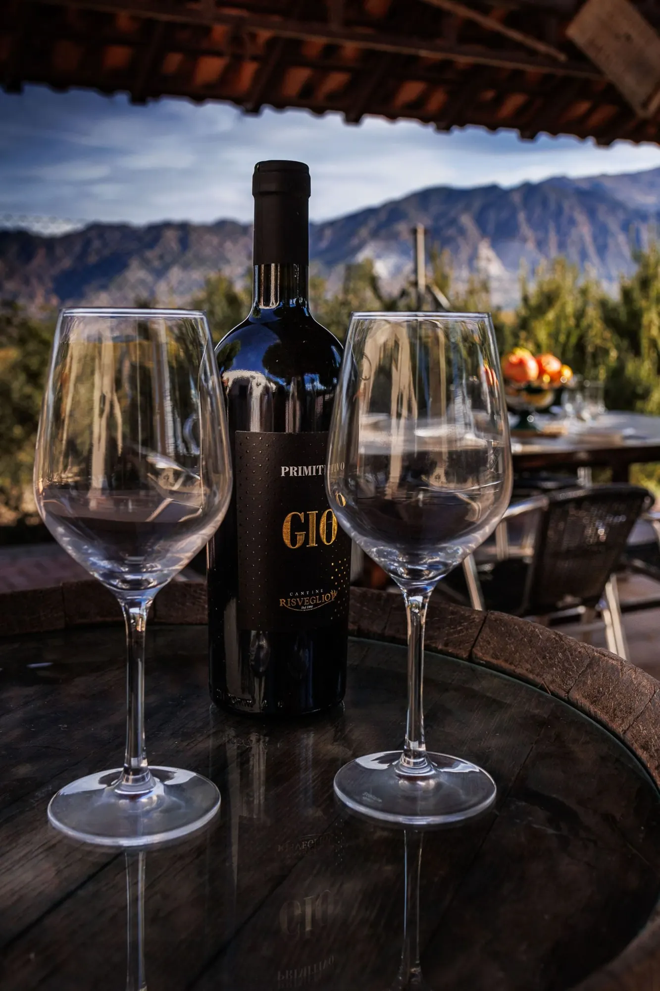 Vino y copas con la sierra de fondo