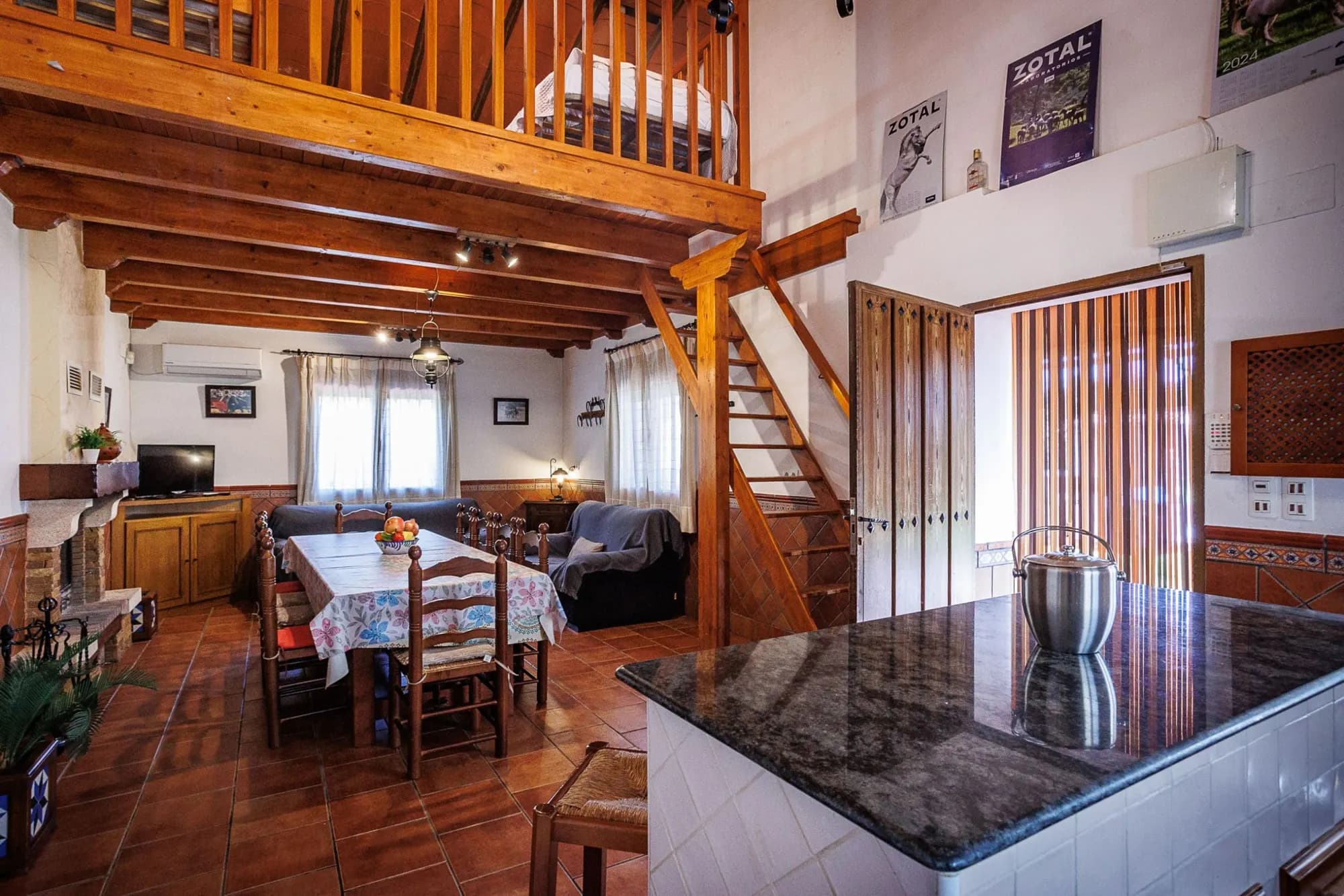 Salón comedor con escalera de madera