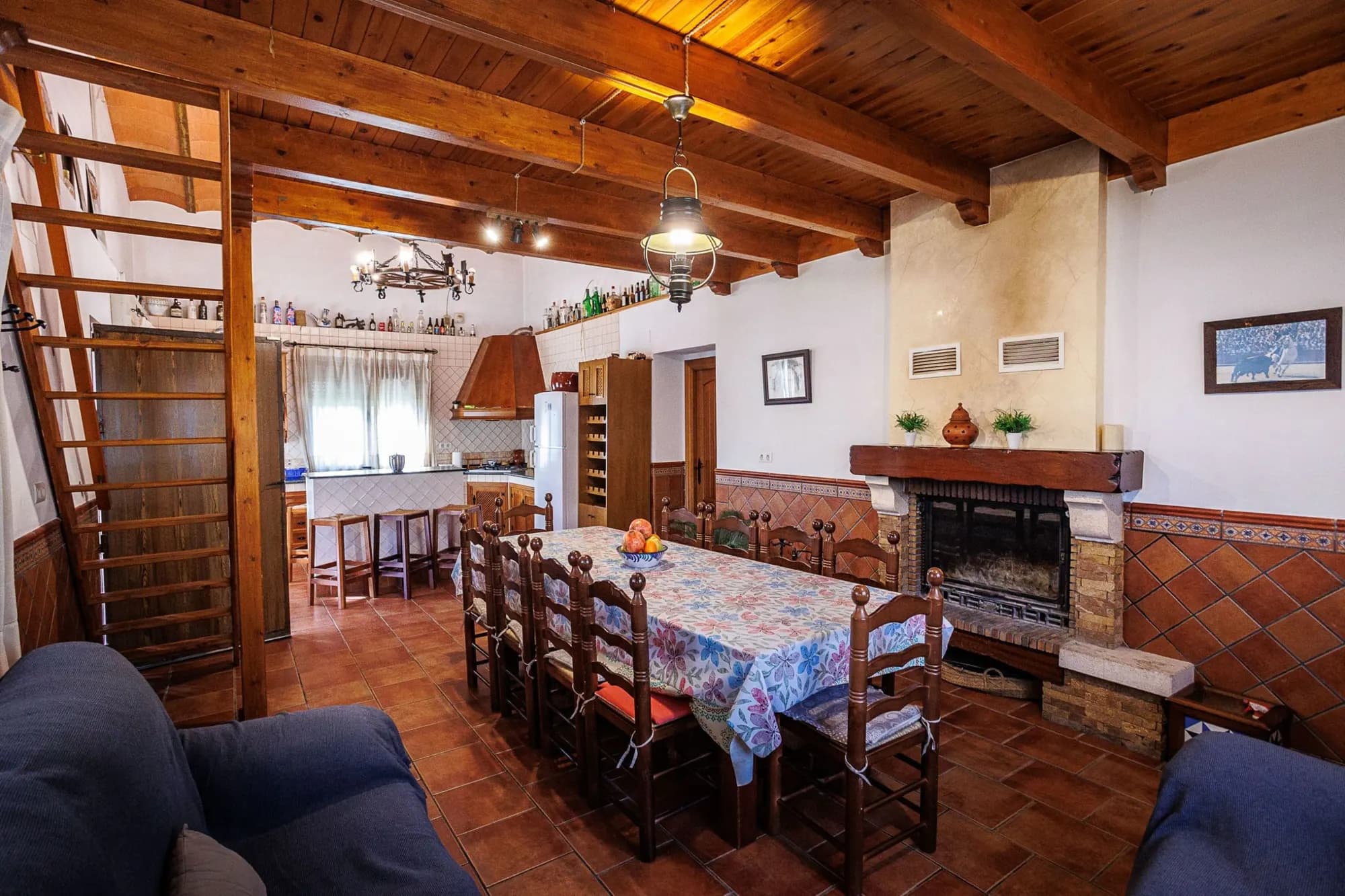 Salón con chimenea y mesa grande
