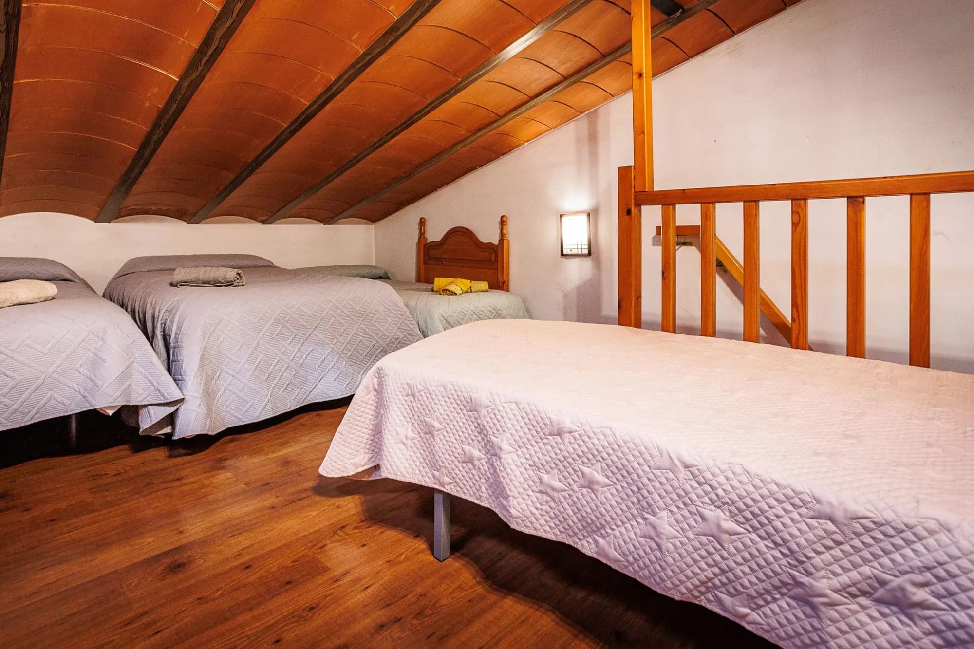 Dormitorio bajo el techo de madera