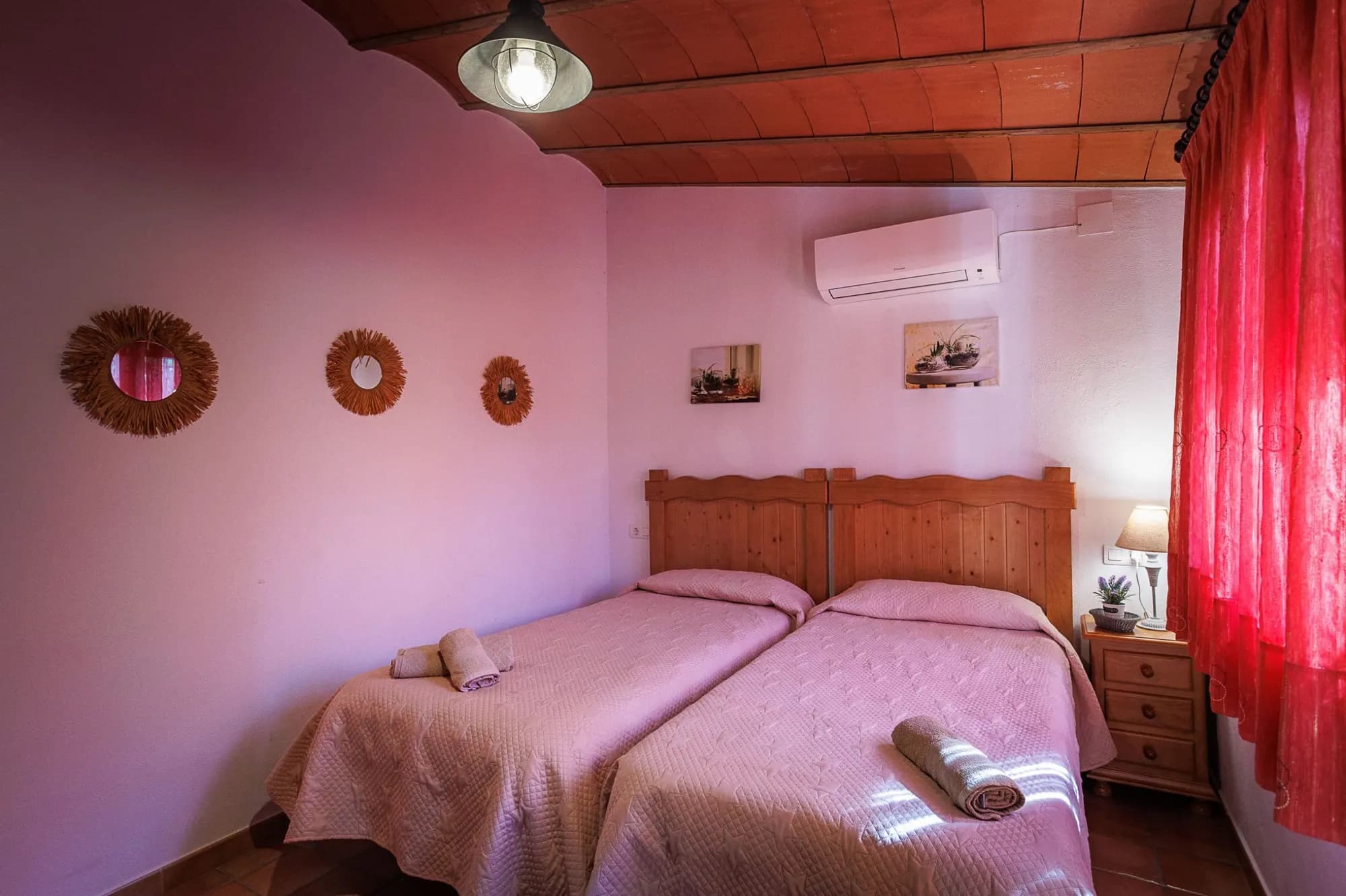Dormitorio de uno de los apartamentos independientes