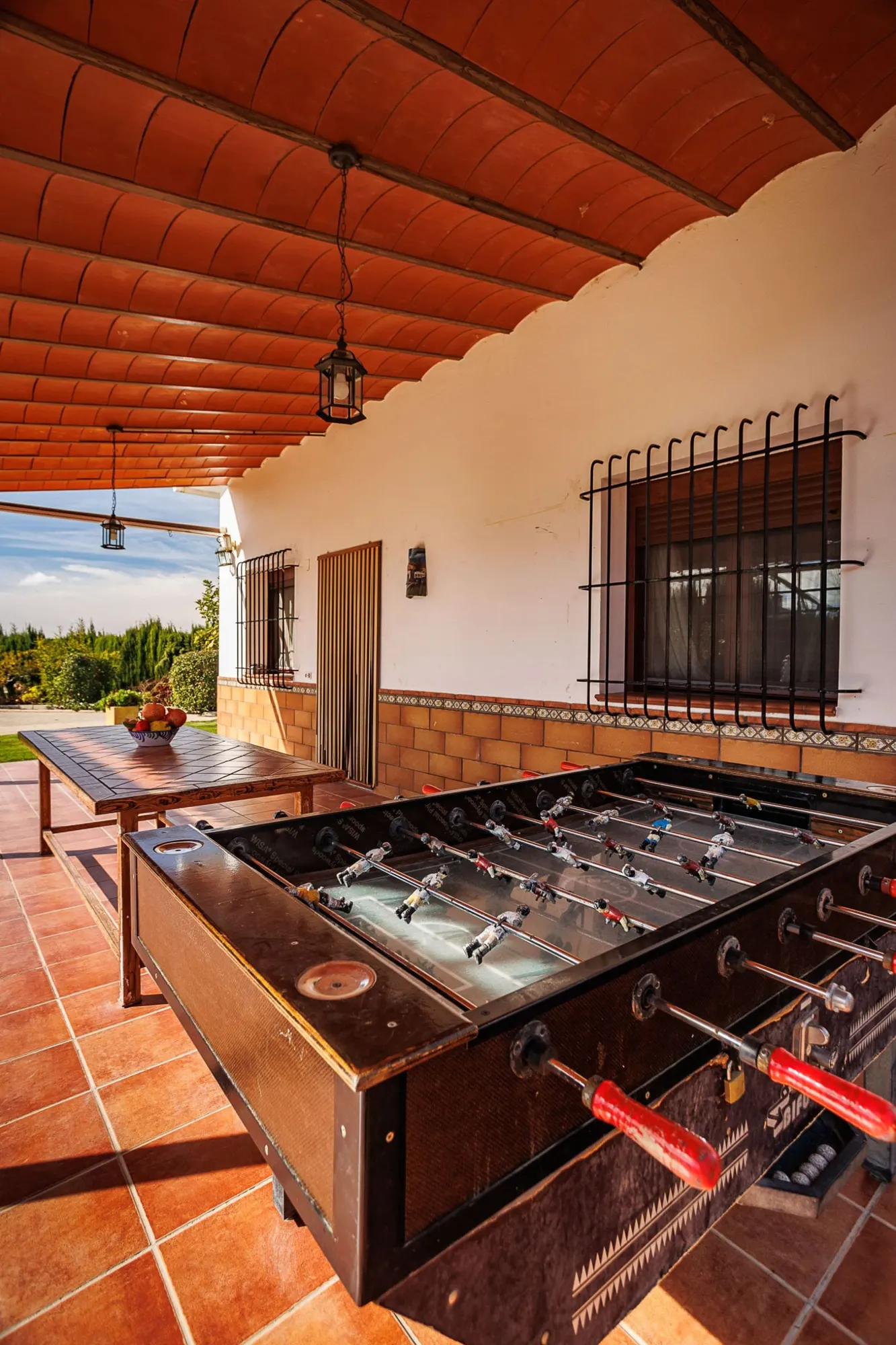 Futbolín en el porche