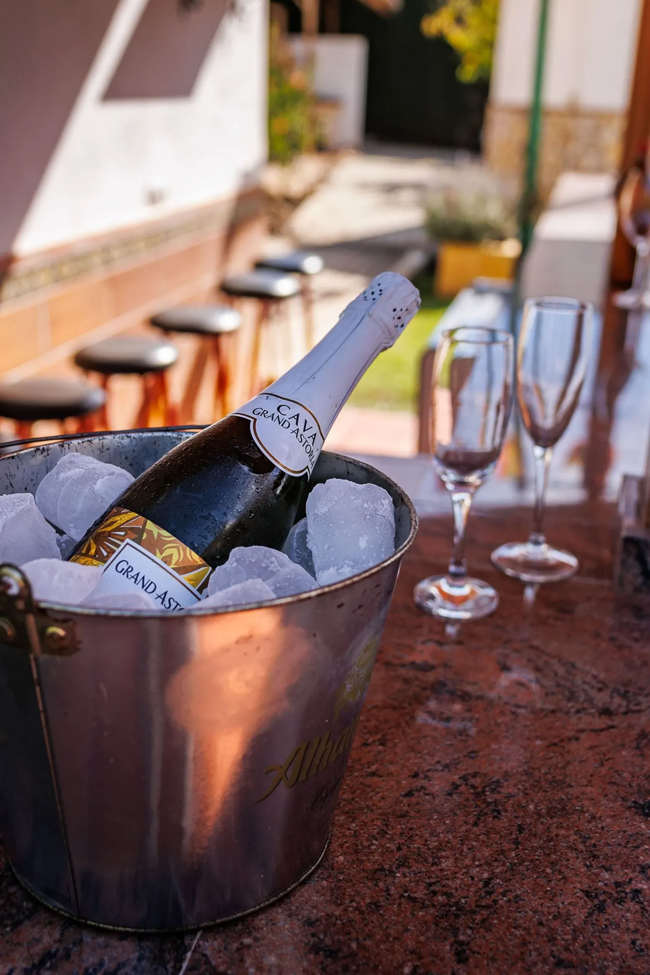 Cava y copas en la barra exterior